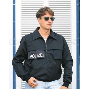  Diese Jacke ist atmungsaktiv, wind- und wasserfest.