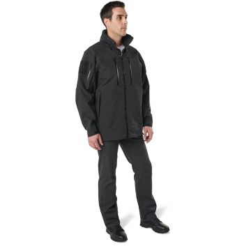 299,95 € > 100% Nylon in 3 modisch-taktischen Farben: black, tundra und dark navy.